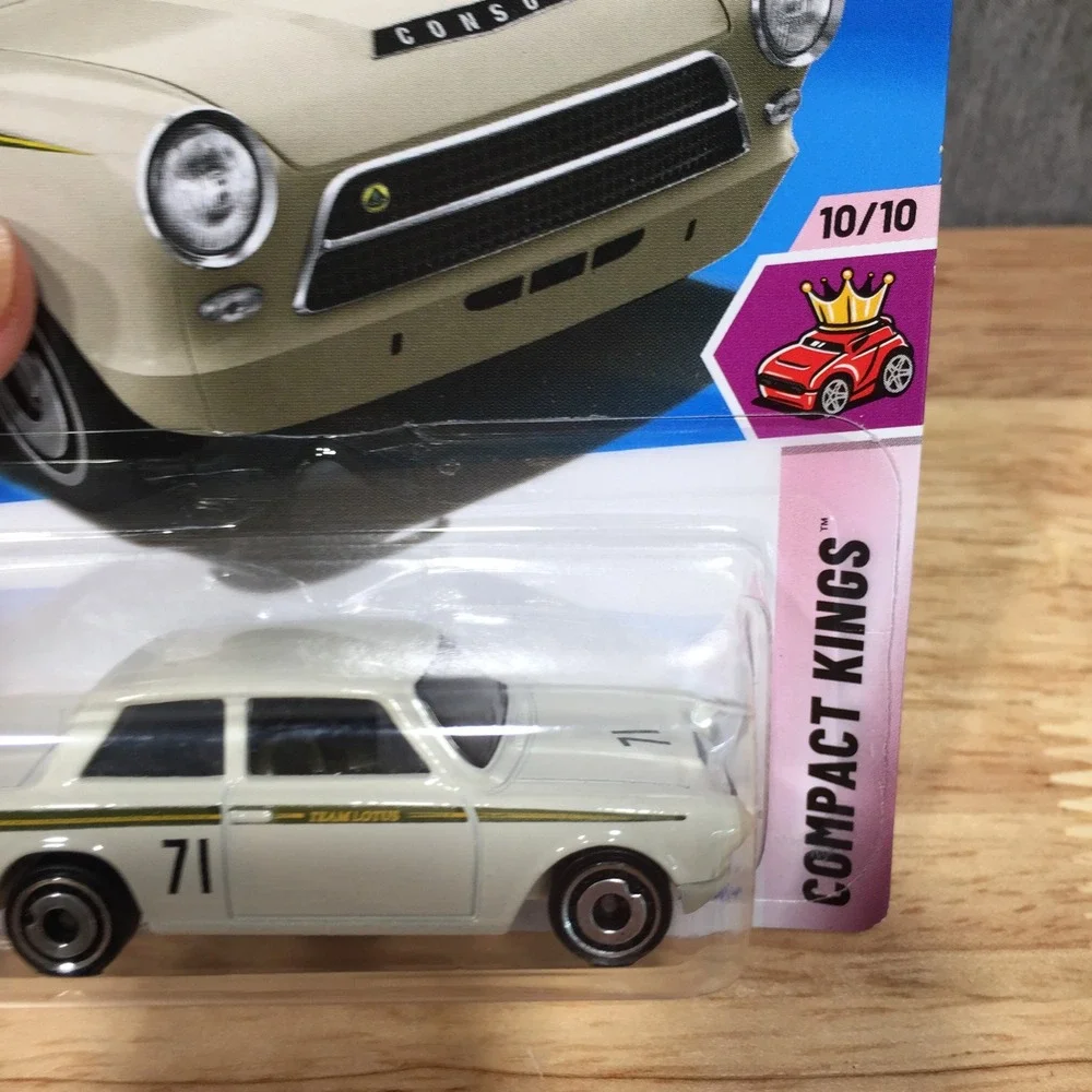Hot Wheels Lotus Cortina Compact Kings 215/250 1:64 Cream White